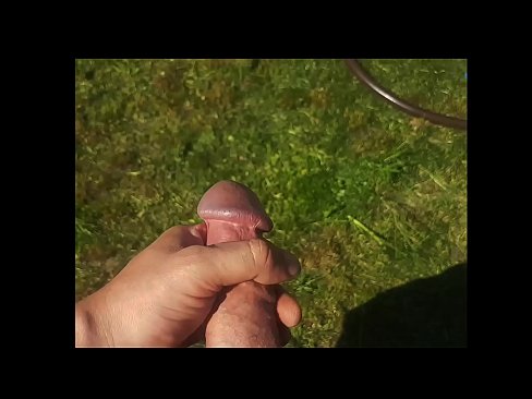 ❤️ Bidh hottie a 'faighinn a pussy pinc fucked agus cums le squirt ann an gàrradh samhraidh ❤ Bhidio gnè leinn